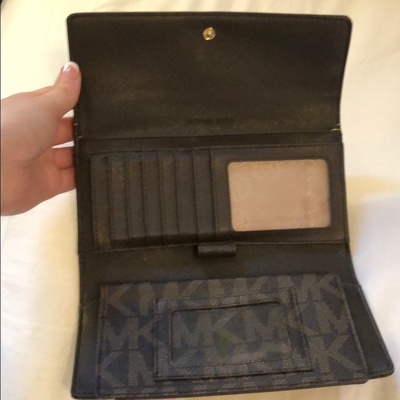 COPY - Michael Kors Large Trifold Wallet ⭐️MUST GO⭐️ - Picture 3 of 8